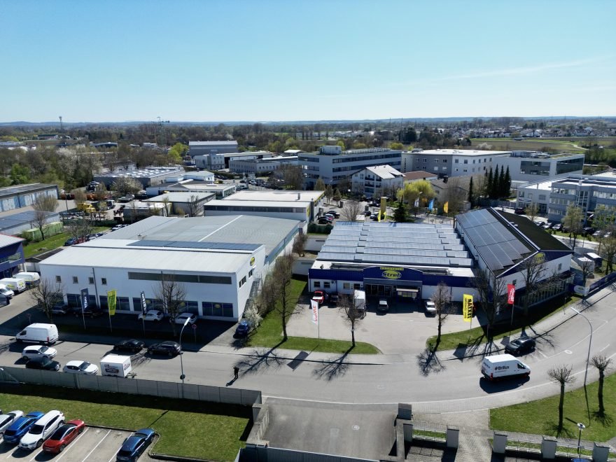 Luftaufnahme der Zentrale von Autoteile Streb in der Carl-Benz-Straße in Ingolstadt mit Lagerhallen, Fuhrpark und Kundenparkplatz