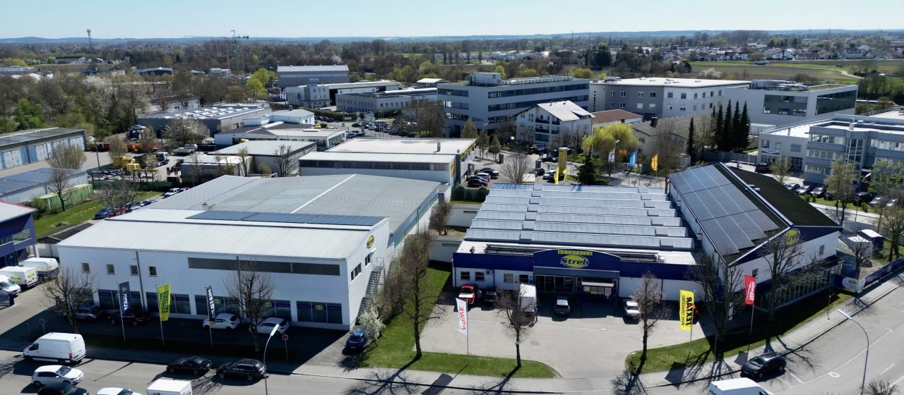 Luftaufnahme der Zentrale von Autoteile Streb in der Carl-Benz-Straße in Ingolstadt mit Lagerhallen, Fuhrpark und Kundenparkplatz