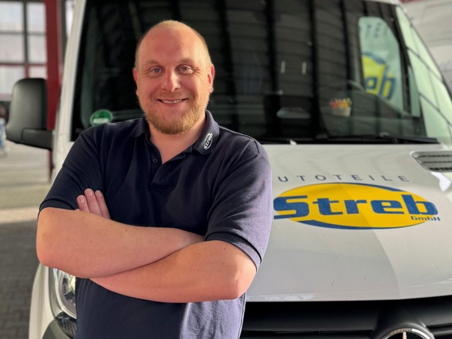 Fahrer von Autoteile Streb vor einem Lieferwagen mit Streb-Logo